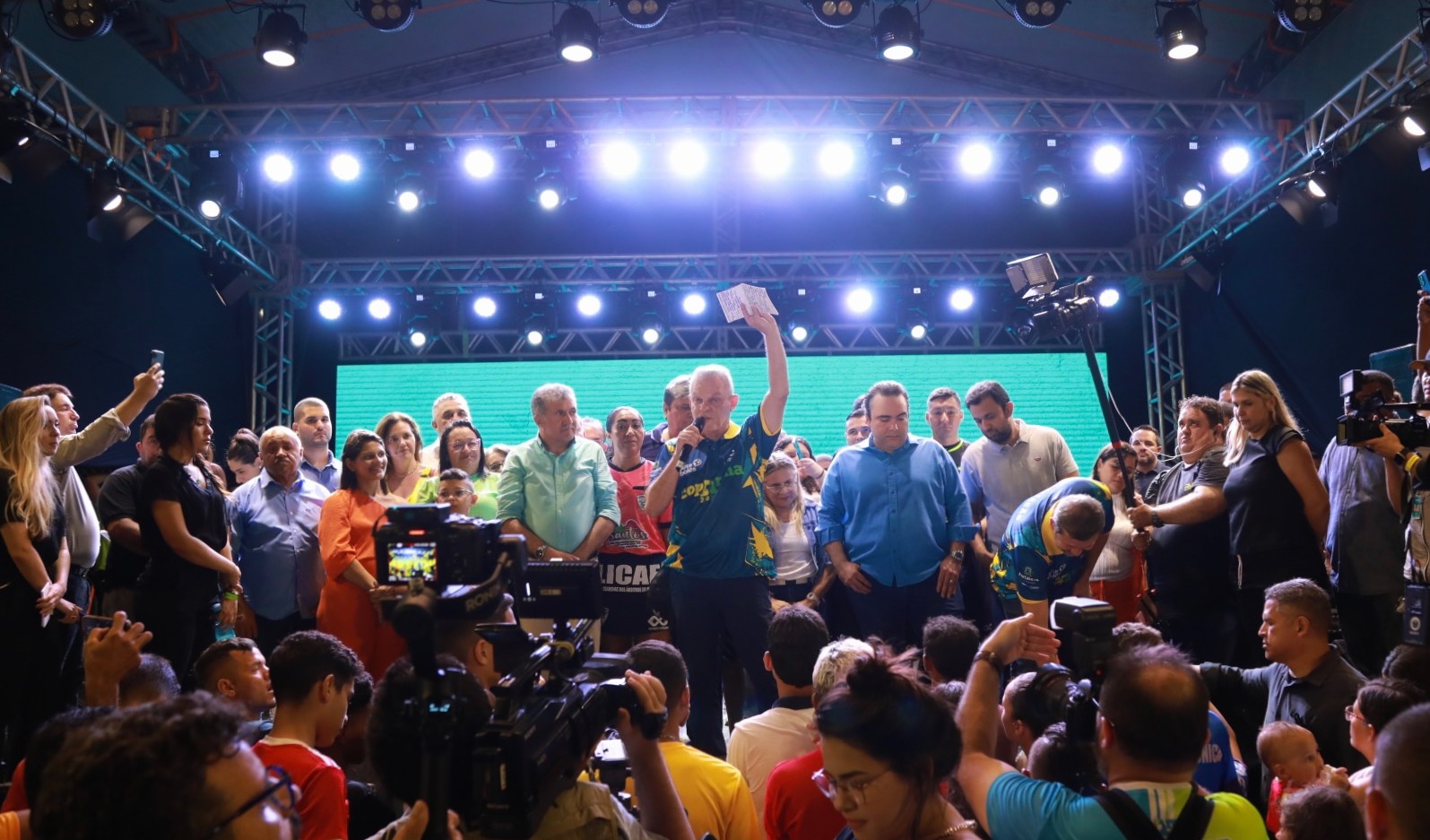 grupo de pessoas num palco